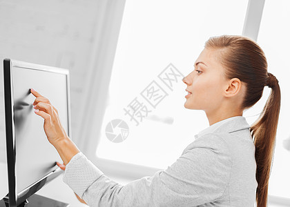 微笑着的女商务人士 办公室里有触摸屏商业会计工人键盘工作博客电脑女孩监视器商务图片