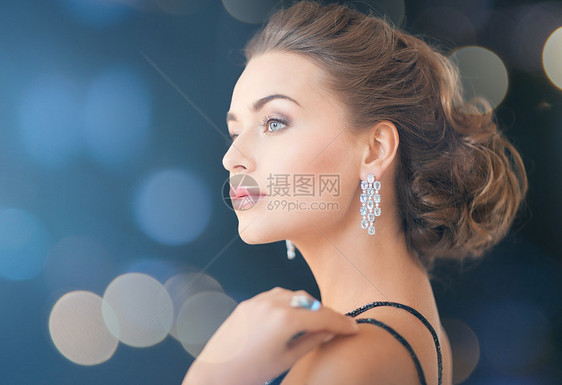 戴钻石耳环的妇女戒指派对宝石贵宾奢侈品精英裙子女性石头城市图片