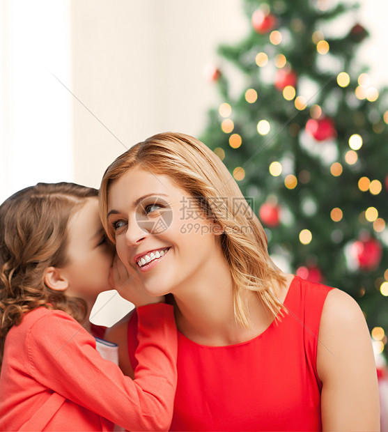 母亲和女儿在闲谈时悄悄地说八卦秘密青春期房间女性童年派对孩子拥抱微笑孩子们图片