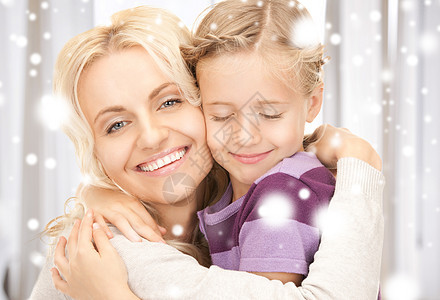 拥抱母亲和女儿房子家庭庆典孩子们女性微笑青少年童年雪花青春期图片