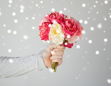拥有花束的男子玫瑰纪念日新娘雪花礼物婚礼花朵导游问候语妈妈们图片