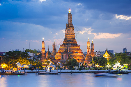 Watrun 寺庙 bangkok 泰国宝塔地标佛塔建筑学天空旅行蓝色反射崇拜水平图片