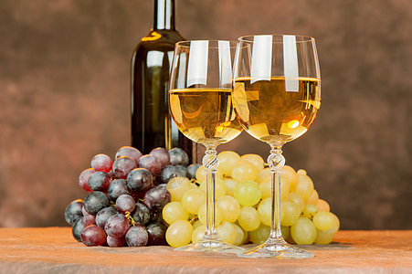 葡萄和葡萄黄色庆典杯子棕色食物饮料酒精玻璃水果高脚杯图片