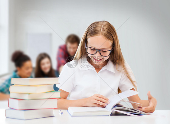 在校女生学生人数女班级学校团队微笑小学生知识桌子图书教科书学者图片