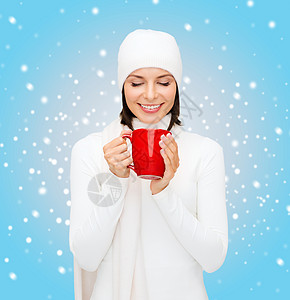 戴着红茶或咖啡杯帽的妇女快乐围巾雪花羊毛香气季节微笑女性咖啡毛衣图片