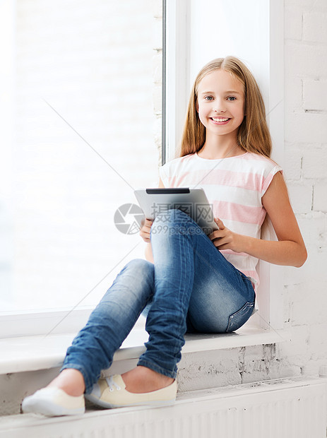 学校里有平板电脑的女孩青少年药片知识上网瞳孔青春期互联网童年玩家学习图片