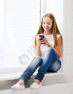 学校里有智能手机的女孩邮件玩家技术童年青春期学习电子邮件电话学者学生图片