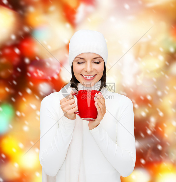 戴着红茶或咖啡杯帽的妇女羊毛微笑女孩围巾女性毛衣杯子快乐香气帽子图片