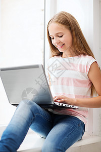 学校有手提笔记本电脑的女孩孩子青少年冲浪学者家庭作业技术童年小学生玩家青春期图片
