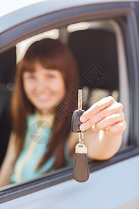 快乐的女士拿着车钥匙保险租赁女孩运输财产二手驾驶旅行代理人司机图片