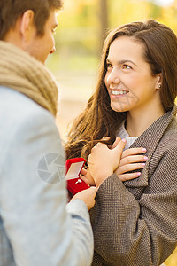 男人在秋天公园向女人求婚恋爱夫妻女士女朋友蜜月女孩拥抱家庭晴天微笑图片