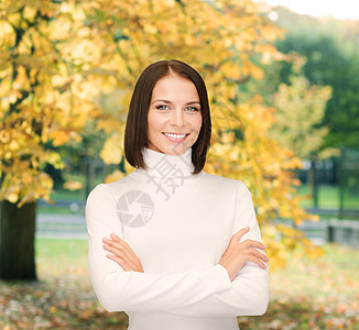 穿着白毛衣的笑着女人季节幸福毛衣女性羊毛商务快乐微笑高领人士图片