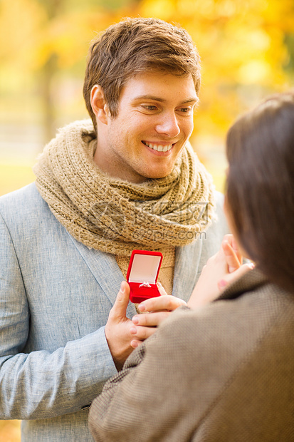 男人在秋天公园向女人求婚纪念日婚姻周年家庭男朋友拥抱公园幸福新娘感情图片