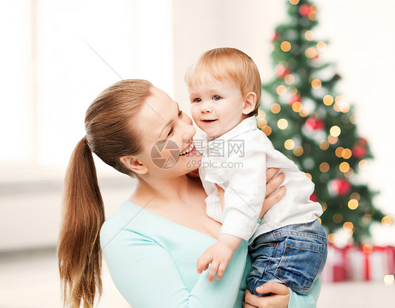 幸福的母亲和可爱的婴儿拥抱孩子们男性童年育儿礼物儿子女儿微笑孩子图片