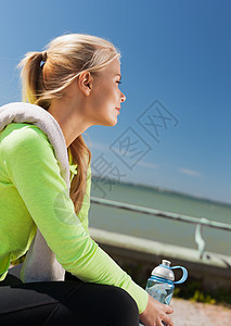 妇女户外运动后休息女性天空损失锻炼福利训练慢跑者赛跑者竞技瓶子图片