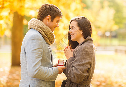 男人在秋天公园向女人求婚感情快乐周年女士婚姻庆典夫妻婚礼戒指女孩图片