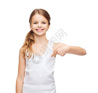 穿着空白白衬衫 笑着微笑的少女背心牛仔裤打印广告青少年女性孩子们学生快乐女孩图片