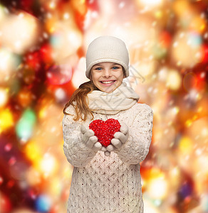 穿着小红心冬衣的女童微笑毛衣卫生孩子们帮助快乐机构帽子手套围巾图片