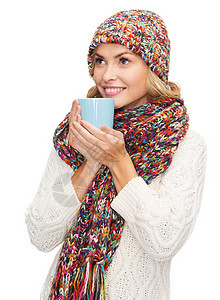 戴着红茶或咖啡杯帽的妇女杯子微笑毛衣围巾季节女孩香气幸福女性快乐图片