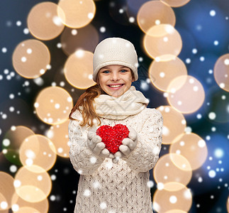 穿着小红心冬衣的女童青少年孩子快乐卫生毛衣围巾帽子机构帮助孩子们图片