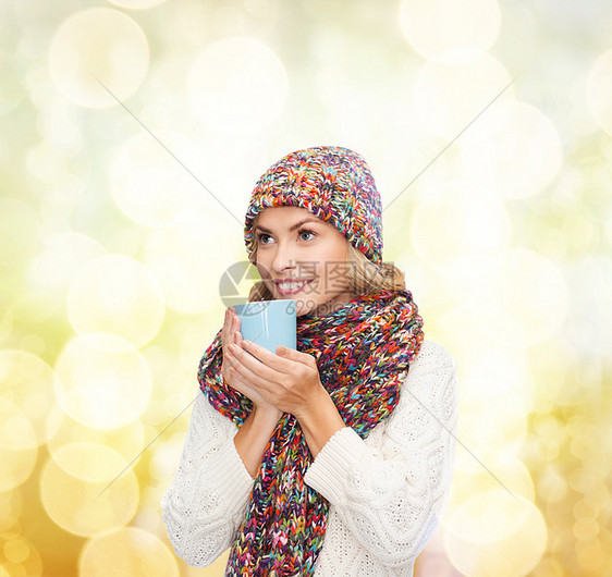 戴着红茶或咖啡杯帽的妇女咖啡杯子毛衣香气羊毛微笑快乐帽子女孩女性图片