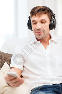 男用耳机听音乐的人购物幸福享受时间闲暇收音机打碟机音乐技术男人图片