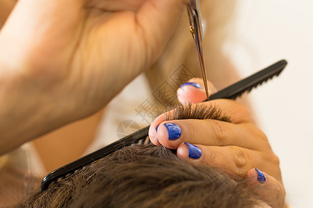 秀丽 发型 美发沙龙女士工作男人理发师男性工人蓝色造型师梳子指甲图片