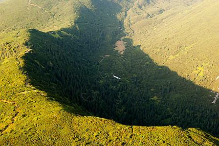 风景土地草地远足森林阳光爬坡山脉顶峰旅行晴天图片