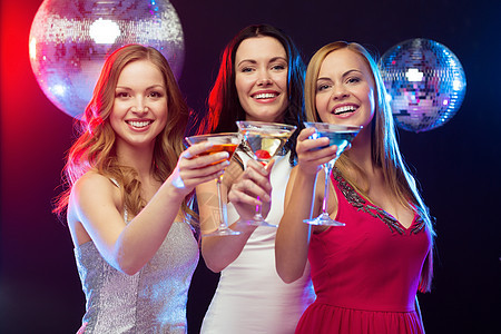 3个微笑着的女人 鸡尾酒和迪斯科舞会庆典夜店干杯酒精未婚社会贵宾闪光团体饮料图片