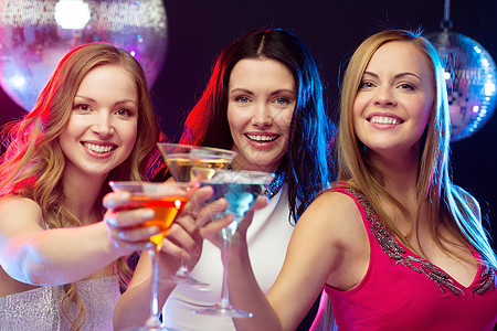3个微笑着的女人 鸡尾酒和迪斯科舞会眼镜魅力闪光酒吧贵宾女子未婚社会干杯闲暇图片