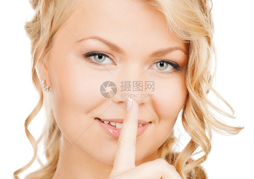 女人用手指在嘴唇上手势警告女性微笑快乐秘密学生生意女孩耳语图片
