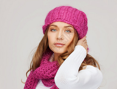 穿着粉色帽子和围巾的妇女女性女孩套衫季节毛衣羊毛衣服幸福棉被图片