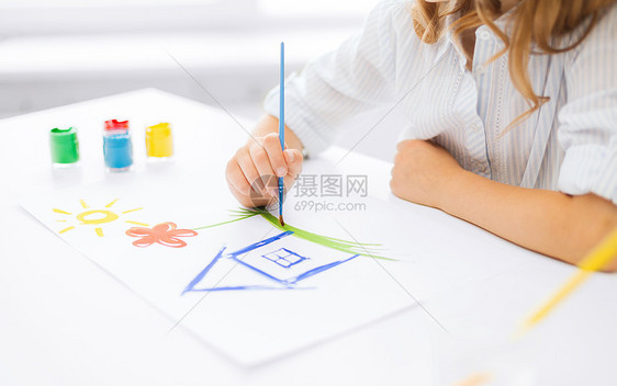 小女孩绘画图片刷子小学生插图女孩青少年幼儿园学习艺术课堂房子图片