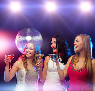 3个微笑着的女人 鸡尾酒和迪斯科舞会社会团体魅力夜店俱乐部贵宾闪光奢华未婚女子图片