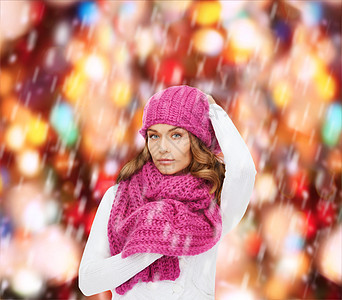 穿着粉色帽子和围巾的妇女套衫季节女孩雪花毛衣幸福衣服棉被羊毛图片