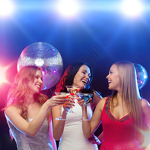 3个微笑着的女人 鸡尾酒和迪斯科舞会闲暇饮料未婚俱乐部团体闪光眼镜社会酒吧贵宾图片