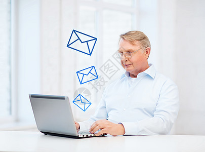 在家中用笔记本电脑工作的老人 戴眼镜的老人商务教育老师电子邮件技术阅读微笑时间邮件学习图片