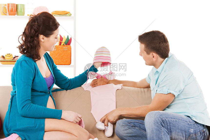 在家幸福的期待父母母亲衣服男性沙发怀孕女孩喜悦男生父亲房间图片
