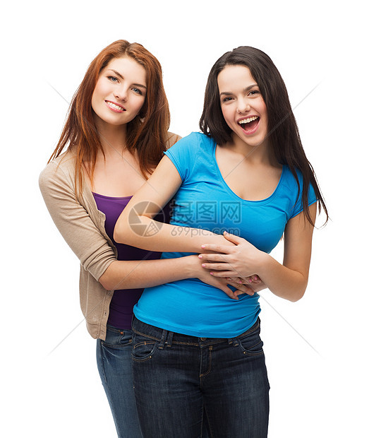 两个笑着的女孩拥抱抱抱女性快乐朋友情感队友幸福友谊青年乐趣白色图片