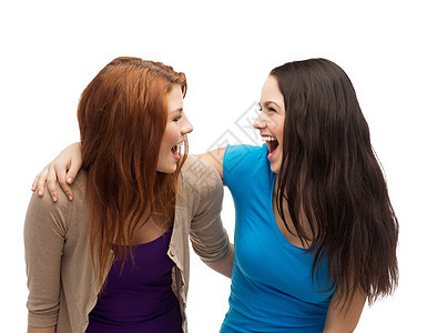 两个笑笑的女生 互相看着对方友谊白色青少年学生青年女性情感拥抱快乐队友图片
