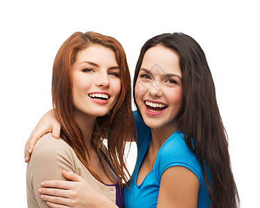 两个笑着的女孩拥抱抱抱友谊幸福学生情感寒意衣服微笑白色青少年朋友们图片