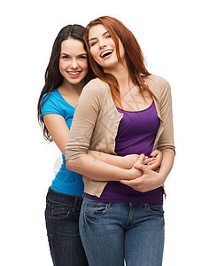 两个笑着的女孩拥抱抱抱幸福成年人衣服友谊队友白色青年学生乐趣寒意图片
