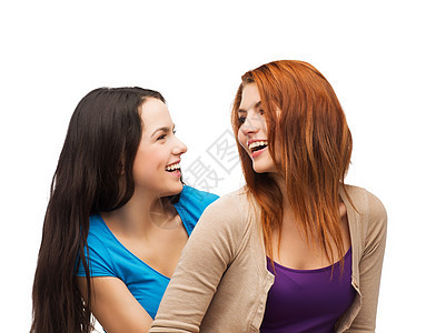 两个笑笑的女生 互相看着对方拥抱友谊幸福微笑白色青少年队友朋友朋友们成年人图片