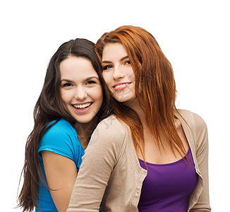 两个微笑的女孩抱抱喜悦白色队友学生女性寒意拥抱青少年青年快乐图片