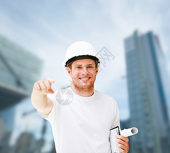 戴头盔的男建筑师指着你承包商技术员中心建筑物项目工程师工人工作安全帽蓝图图片