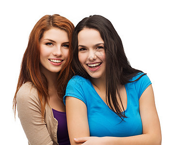两个笑着的女孩拥抱抱抱快乐幸福朋友女性青年成年人朋友们队友衣服微笑图片