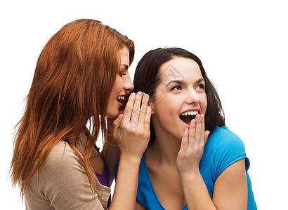 两个笑着笑着的女孩 悄悄地说八卦故事好奇心传闻废话乐趣耳语学生幸福青年谣言图片
