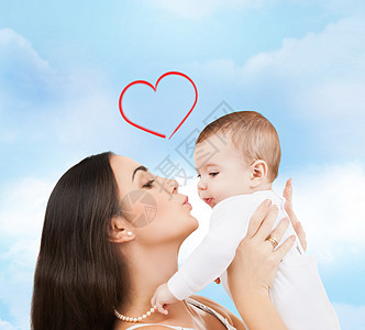 亲吻宝宝幸福的母亲亲吻她的孩子天空拥抱儿子女性婴儿父母压痛妈妈们妈妈男生背景