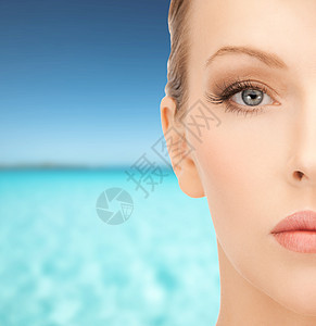 美丽的女人的脸护理清洁皮肤治疗眼睛假期金发女郎保湿睫毛女孩图片