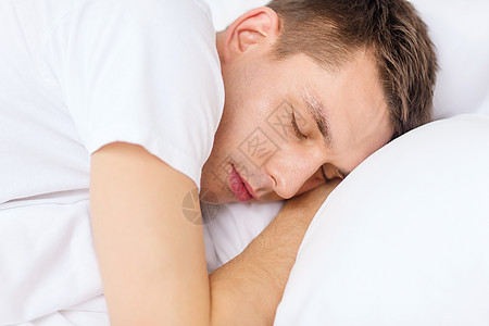 英俊男人睡在床上枕头亚麻睡眠睡衣生活年轻人失眠噪音寝具苏醒图片